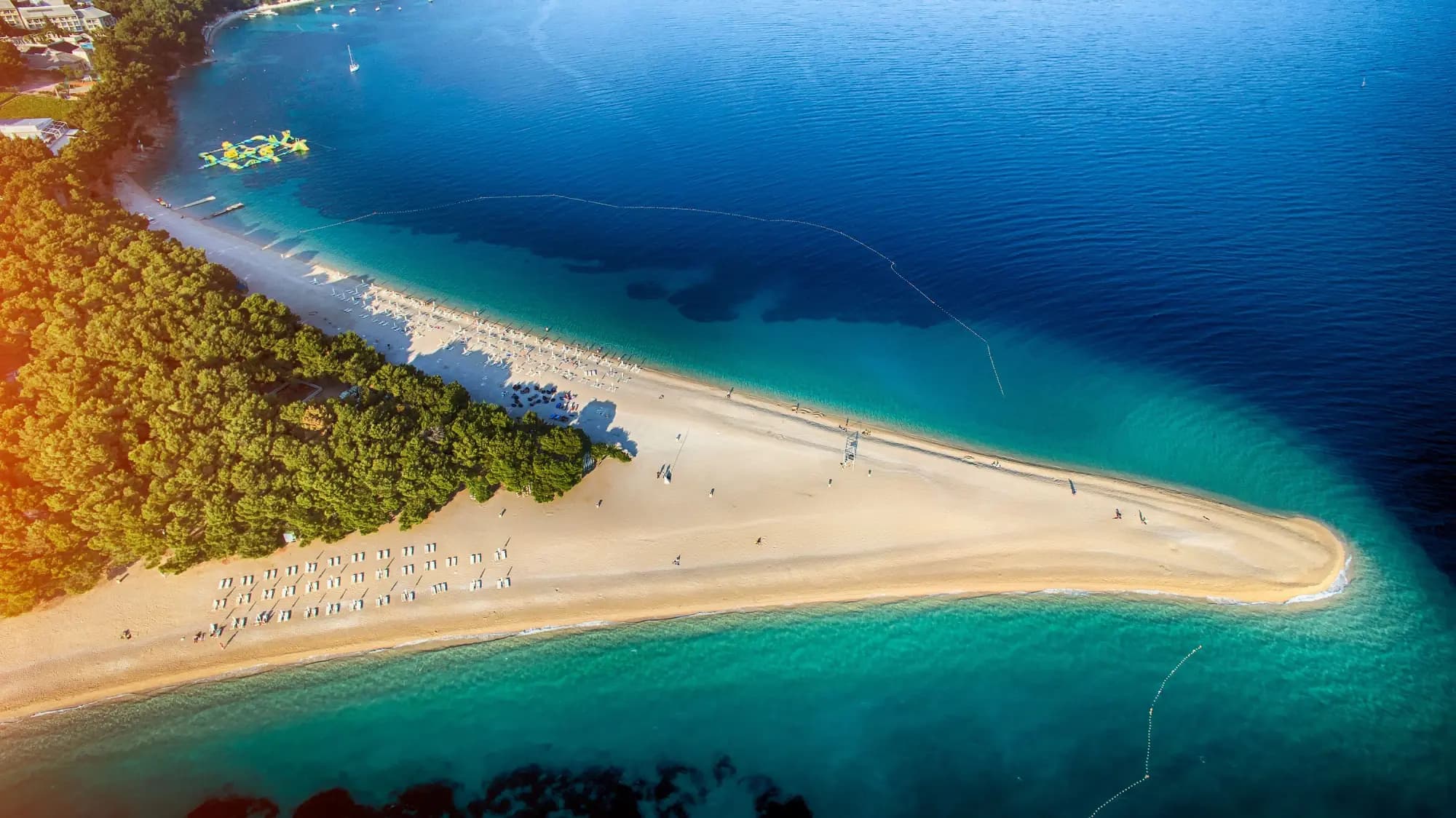 Zračni posnetek plaže Zlatni Rat v Bolu.
